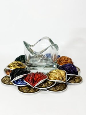 Kerzenhalter aus Glas mit Kapseln umrandet