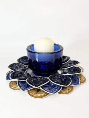 Kerzenhalter aus Glas mit Kapseln umrandet